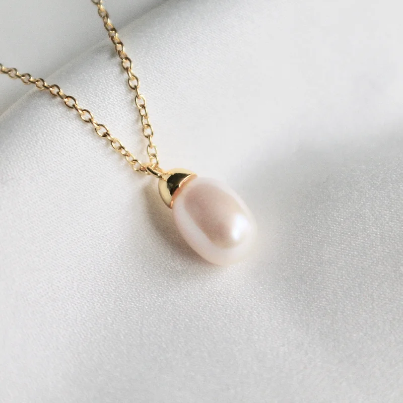 vintage cameo brooch jewelry Pearl pendant necklace